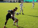 Benni Bruckner (10) springt höher als Torhüter Daniel Roos und trifft anschließend mit dem Fuß zum 1:1 Ausgleich für den SV Haslach