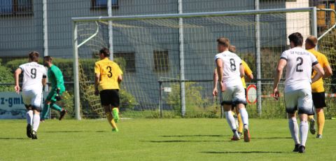 Der SVH kämpfte um den Klassenerhalt, doch alles Anstürmen von Marco Baier (9), Fabian Haier (8) und Benedikt Neumaier (2) half nichts. Das Verkehrsschild im Hintergrund hat Symbolcharakter.
