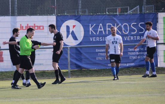 Simon Lehmann (3. v.r.) hat nach Zuspiel von Joel Silzer (li.) das 1:3 erzielt. Dazwischen jubelt Mario Braig mit (vom Schiedsrichter verdeckt).