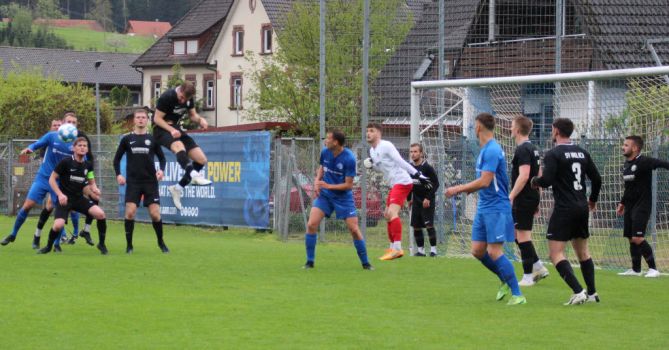 Geklärt 6): Louis Hättich springt fast zu hoch, um dann den Ball nach unten zu drücken, aber geklärt ist geklärt