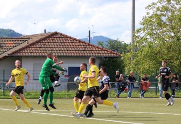 Heiße Kiste an der Strafraumgrenze, Mario Braig (rechts neben Torhüter) kommt zum Ball, doch Sascha Seilz ist aus dem Tor geeilt und kann gerade noch klären