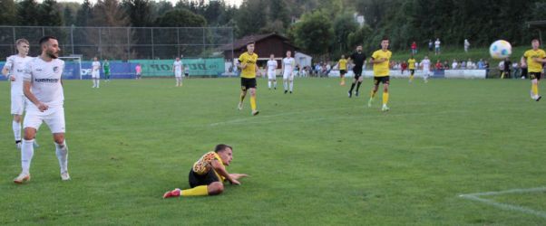 Wohin fliegt der Ball? Giulio Tamburello verfolgt seine Schussbahn.
