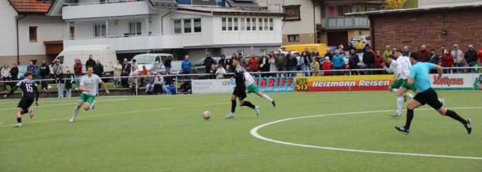 Konter des SV Haslach über Giulio Tamburello (am Ball) auf Julius Allgaier. Der gute Schiedsrichter Christian Günter muss große Schritte machen.