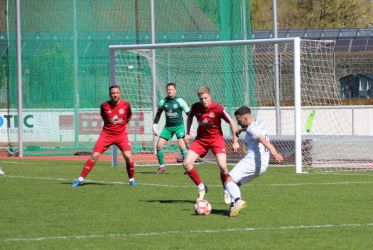 Nico Schwendemann (re.) machte ein starkes Spiel und schaltete sich auch nach vorne mit ein. Hier flankt er an Florian Grethlein und Fabio Jörger vorbei auf den langen Pfosten.Torhüter Fabian Haimerls behält den Ball im Blick.