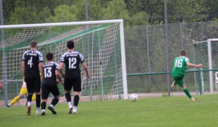 Fabian Müller (16) verwertet einen Strafstoß zum 4:0