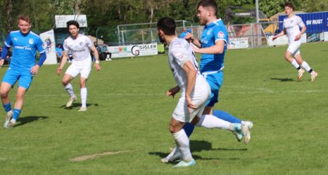 Bedrängt flankt er zur Mitte, wo Kevin Reis zum 0:3 einköpft
