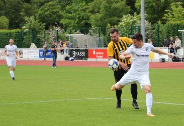 Hier kann Jonathan Benz (vorne) noch klären, doch in Minute 30 musste er verletzt raus