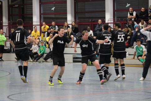 Freude pur, die Schönwetterkicker haben sich soeben im Neunmeterschießen mit 7:6 für das Halbfinale qualifiziert.