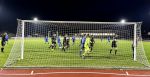 Das gab es noch nie. Flutlicht im Haslacher Stadion. Erwartungsvoll warten die Spieler auf den Eckball.