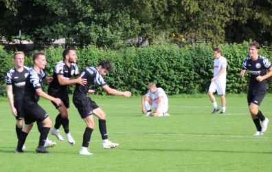 Joel Silzer (4.v.l.) hat in der Nachspielzeit zum 0:1 getroffen. Riesige Freude bei Max Armbruster (v.l.), Vincent Hättich, Giulio Tamburello und Jakob Wußler (re.). Daniel Krumm und Lukas Sonnemann (knieend) vom FSV sind niedergeschlagen.