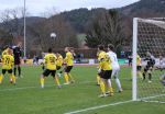 Luka Schmider (3.v.r.) köpft nach einer Ecke aufs Tor, Torhüter Bolz (re:9 ist geschlagen, Torhüter Philipp Walter steht in der Flugbahn, doch Spielführer Samuel Brucker (54) köpft das Leder noch von der Linie