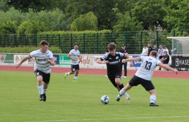 Philip Ganter stürmt hier entschlossen zwischen Daniel Kempf (13) und Christoph Bacmeister (2) hindurch