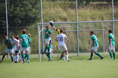 Torhüter Thorsten Vogt pflückt sich nach einer Ecke den Ball