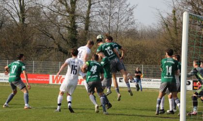 Jannes Schlegel (10) und Luca Schröter (15) stemmen sich gegen den Kopfball von Luka Schmieder
