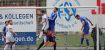 Torschütze Julian Moser (Mitte) beim Kopfballduell, doch Matthias Schweiß (rechts) befördert den Ball ins Spielfeld.