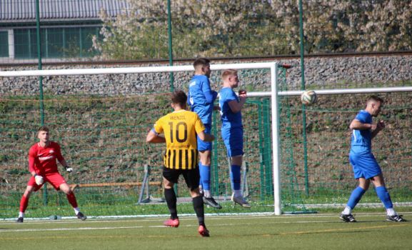 Synchronspringen von Nico Haas (li) und Max Armbruster mit Durchpusten