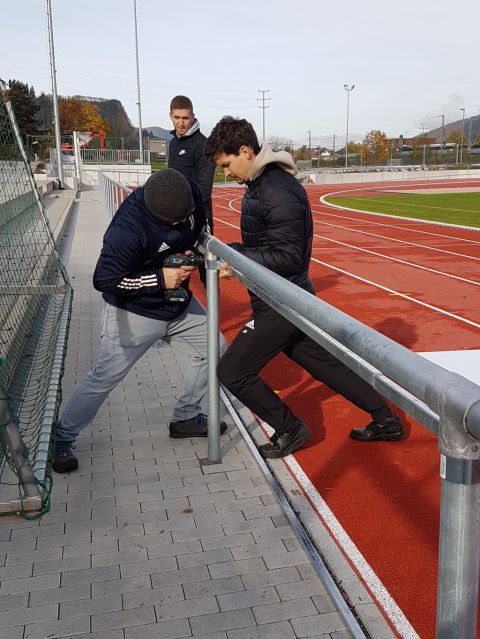 Arbeitseinsatz Bandenwerbung, Claudio und Jonathan arbeite gegeneinander