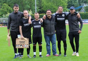 Vor dem letzten Heimspiel wurden beim SVH von Sport-Vorstand Claudio Tamburello ((3.v.r.) verabschiedet (v.l.): Julian Brugger (Co-Trainer 2. Mannschaft), Jonas Walter, Mario Braig, Jonathan Kalt, Argtim Sabanaj (Trainer 2. Mannschaft)