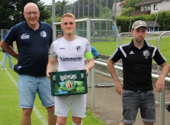 Tolle Geste des FVU: Für den Bezirkspokalsieg wurde eine Kiste Bier überreicht