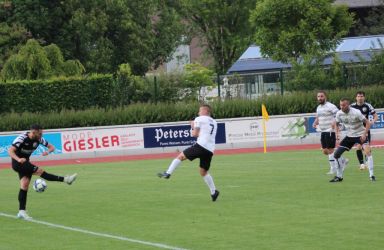 Giulio Tamburello trifft den Ball nicht richtig, Waldemar Kraus (7) wirft sich ihm entgegen