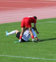 In letzter Sekunde nimmt Benni Bruckner Torjäger Mike Gabjie den Ball vom Fuß