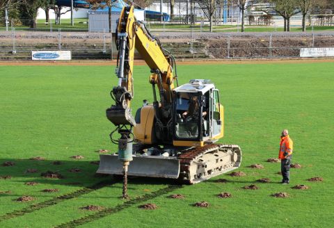 Vom Fixpunkt aus müssen in einem bestimmten Umkreis mit einem Abstand von 1,5 Meter Löcher gebohrt werden