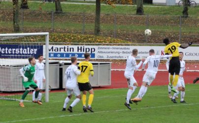Gefahr vor dem SVH-Gehäuse: Ruben Yebga (19) kommt nach einer Ecke zum Kopfball