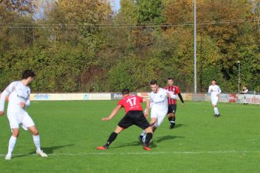 Torschütze Simoin Lehmann zieht an Sergej Laptev vorbei, links lauert Joel Silzer, im Hintergrund beobachtet Lukas Moser