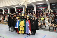Die Haslacher Sternsinger um Sternträger Manuel Seitz überrachten die Zuschauer beim Silvester-Cup.