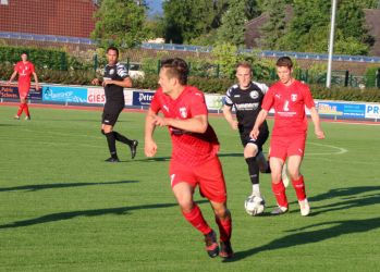 Die gefährliche Offensive des SVF. Lucas Fallert schickt Simon Baro (7)