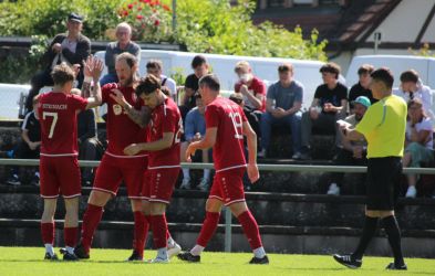 Patrick Ben-Aissa (2.v.l.) hat den SV Steinach mit 2:1 in Führung geschossen