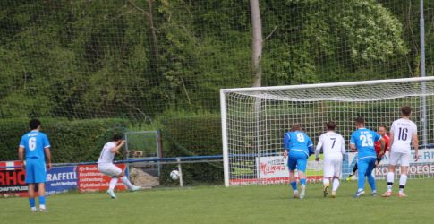 Giulio Tamburello verlädt Keeper Pascal Metzger beim Strafstoß zur 0:1 Führung des SV Haslach