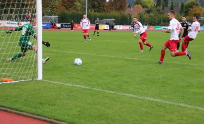 Keeper Tobias Erb kann den platzierten Schuss von Guilio Tamburello (2.v.r.) nicht mehr aufhalten, der SVH hat zum 1:1 ausgeglichen.