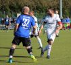Spielführer Norman Dold hatte einen schweren Stand gegen Mittelstürmer Janosch Bologna.