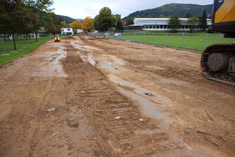 Ein kleiner Erdwall zwischen Stadion und Schwimmbad wird zur breiten Autobahn - für LKW und Bagger, als Transportstraße