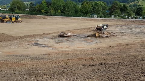 Erste Konturen zeichnen sich ab: links das künftige Spielfeld, rechts der Halbkreis und die Laufbahnen