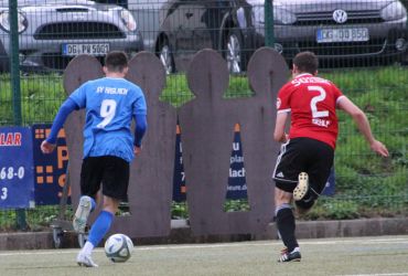 Vorsicht, es kommt eine (Freistoß-) Mauer. Joel Siler (9) und Steven Riehle (2) bekommen aber noch die Kurve