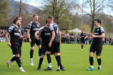 Doppelpack von Fabio Bächle (4). Die Glückwünsche prasseln auf ihn ein (v.l.) Giulio Tamburello, Mario Braig, Max Armbruster, Simon Lehmann, Nico Schwendemann und Jonathan Benz