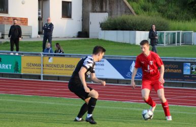 Spielausschuss David Favara sieht, dass Jonathan Benz den Ball fest im Blick hat