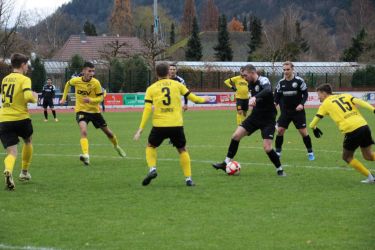 Kein Durchkommen für Benni Bruckner, zu viele Sulzer Abwehrbeine stellen sich ihm entgegen