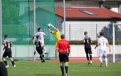 Torhüter Timo Mantel greift sich den Ball vor Ruven Hunn