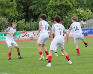 Wer nimmt den Ball und schlägt ihn aus dem Strafraum