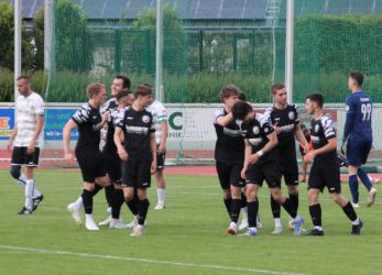 Glückwünsche für Joel Silzer (5. v.r.) nach seinem zweiten Treffer, 3.v.l. ist Vorbereiter Marco Müller