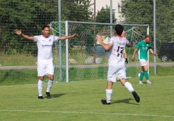 Jonathan Kalt bejubelt seinen Treffer zum 2:4, der starke Lukas Moser (13) gratuliert