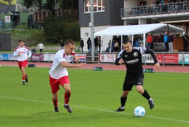Doppeltorschütze Simon Lehmann im Zweikampf mit Yason Boger.