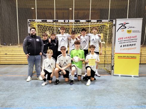 Stehend von links: Tim Müller (Trainer), Milo Walter, Luis-Pepe Ramsteiner, Nils Flach, Janis Nitzsche, Fabio Ringwald, Dylan Hämmerle Knieend von links: David Kech, Oskar Blattert, Lasse Hanske, Jarne Meßmer