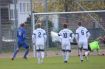 Patrick Ben-Aissa (links) verwandelt den Elfmeter sicher zum 3:1, Max Armbruster (2), Markus Hansmann (10) und Luka Schmieder (6) müssen zuschauen.