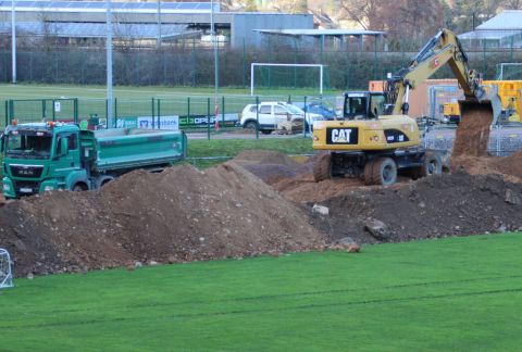 Hinter dem Spielfeld wird weiter Erde aufgefüllt