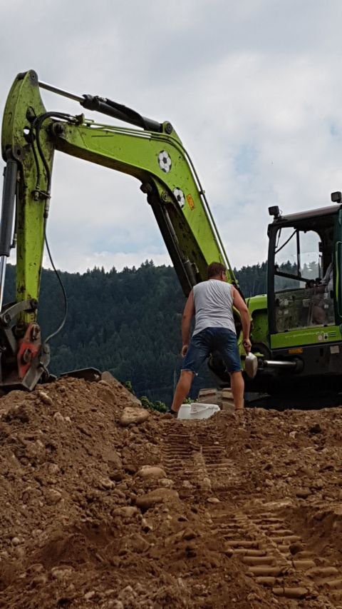 Hier entnimmt er Bodenproben aus unterschiedlichen Lagen für eine Bodenanalyse