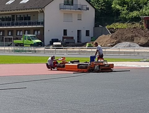 Teilweise eine sitzende, aber unbequeme Arbeit.